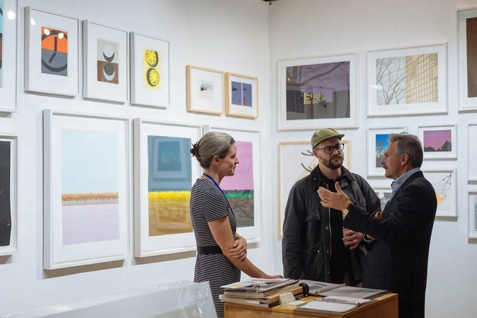 Visitatori in una galleria d'arte contemporanea.