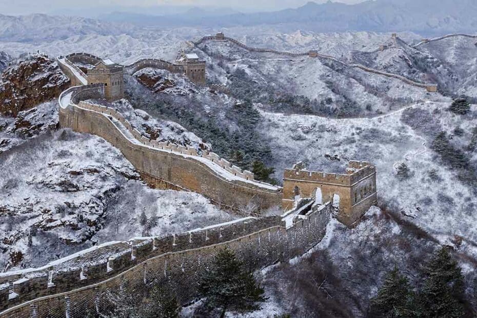 Grande Muraglia Cinese innevata in inverno.