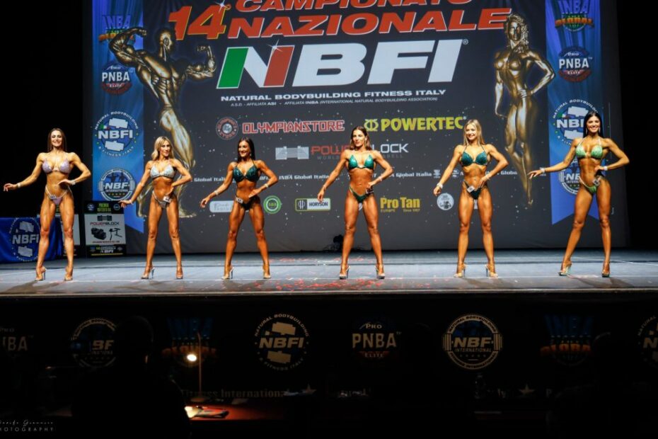 Competizione di bodybuilding femminile INBA/PNBA.