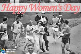 Maratona storica con atleta femminile e scritta festiva.