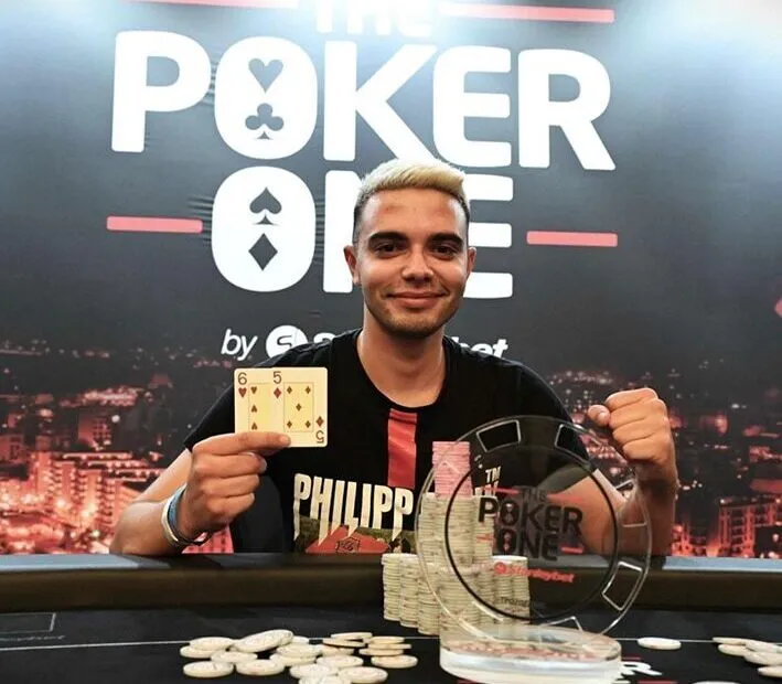 Giovane vincitore torneo di poker con trofeo e carte.