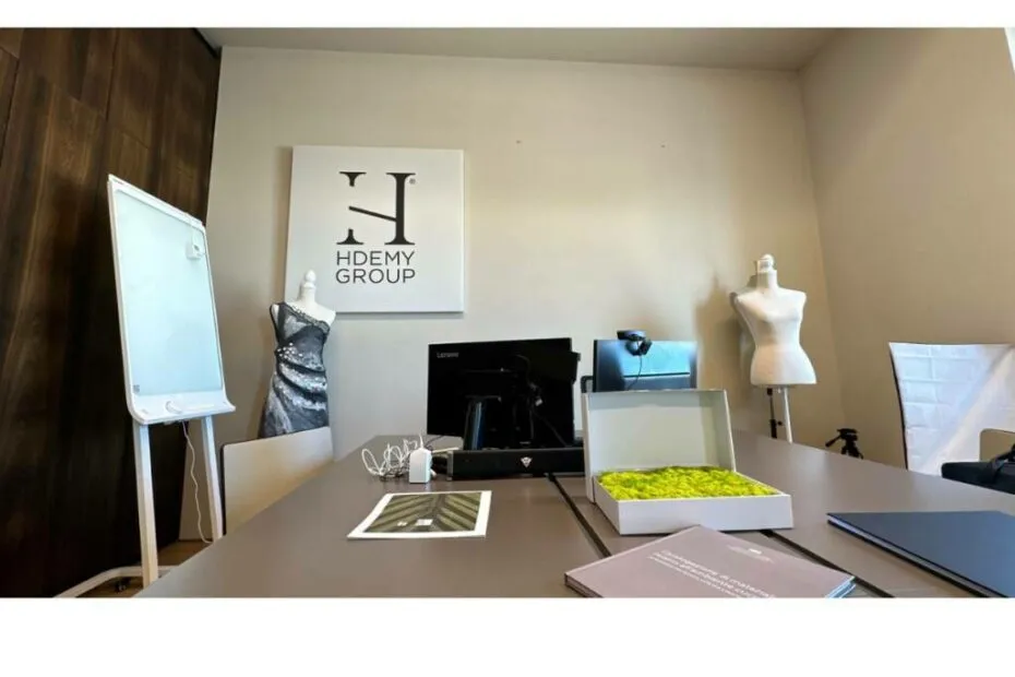 Ufficio moderno con attrezzature di design.