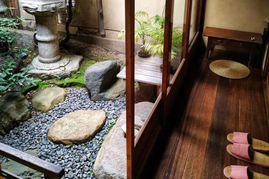 Giardino interno tradizionale giapponese con lanterna.