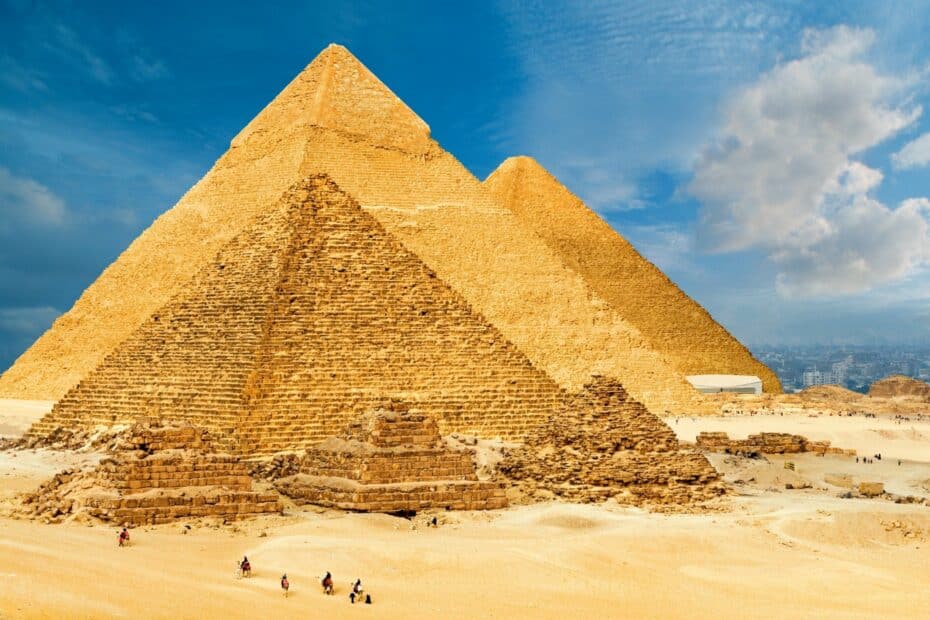 Piramidi di Giza, Egitto, con turisti e cammelli.