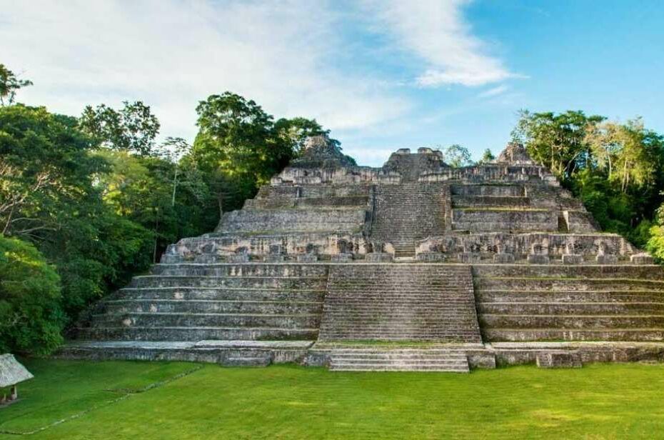Antica piramide Maya tra la giungla.