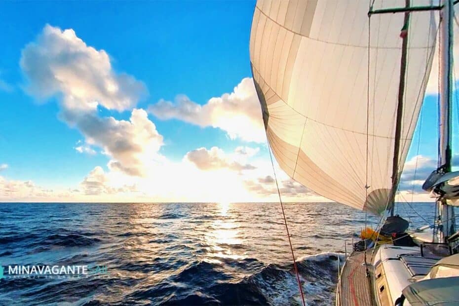 Navigazione in barca a vela al tramonto.