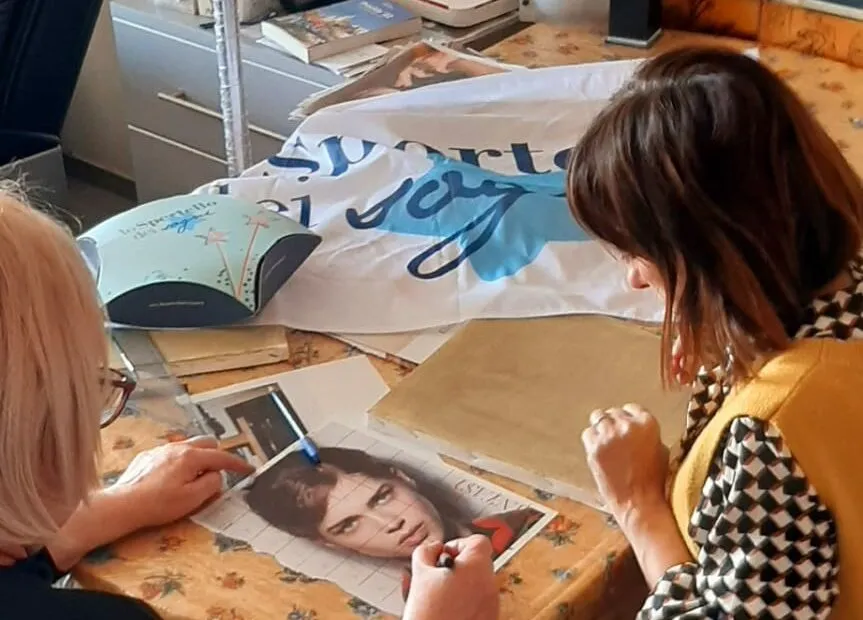 Due persone lavorano a un progetto artistico insieme.