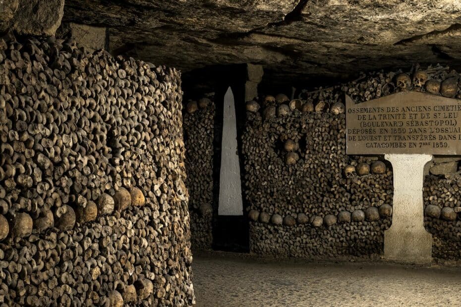 Catacombe di Parigi, corridoio rivestito di teschi e ossa.