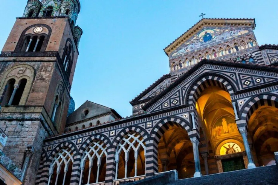 Duomo storico italiano al tramonto.