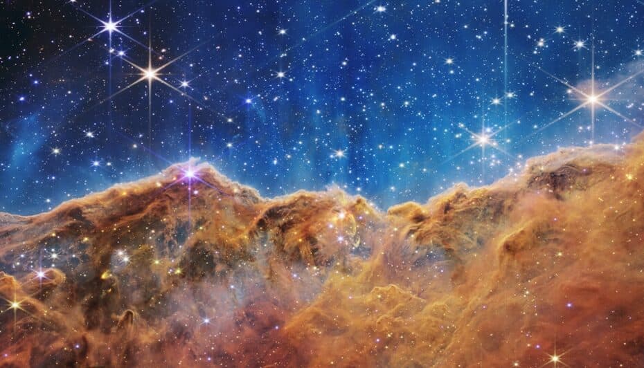 Nebulosa stellare scintillante e colorata.
