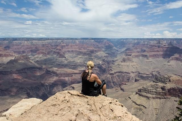 Persona ammira il Grand Canyon.