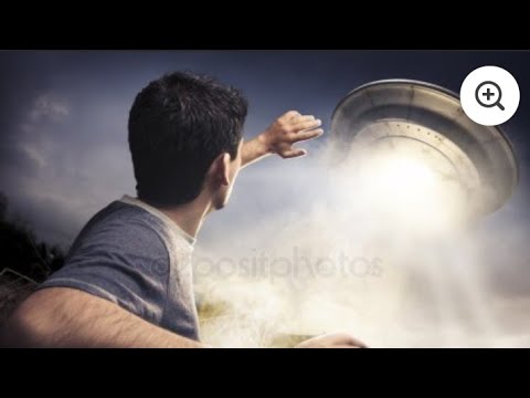 Uomo raggiunge verso un UFO con fumo sotto.