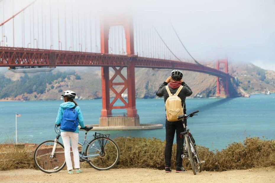 Ciclisti ammirano il Golden Gate Bridge.