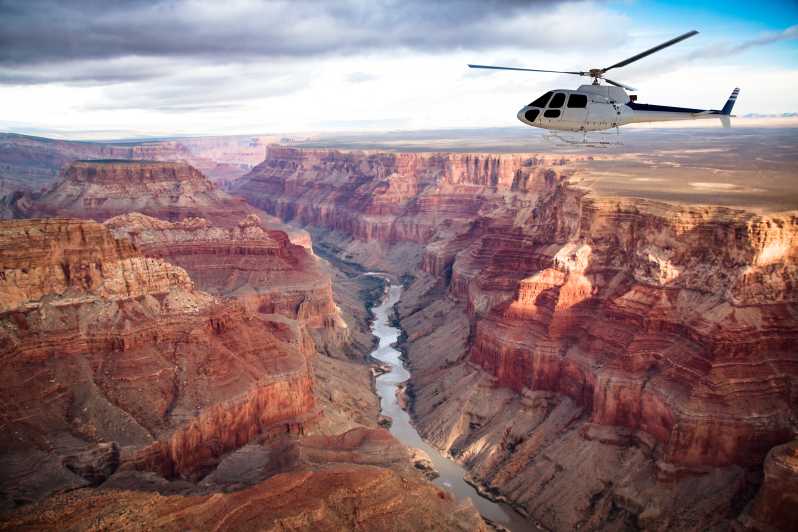 Elicottero sorvola il Grand Canyon.