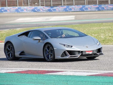 Lamborghini grigia su pista da corsa.