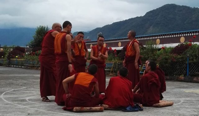 Monaci buddisti dialogano in un monastero.