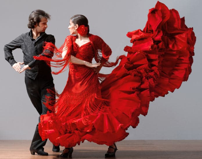 Coppia in abito rosso balla il flamenco.