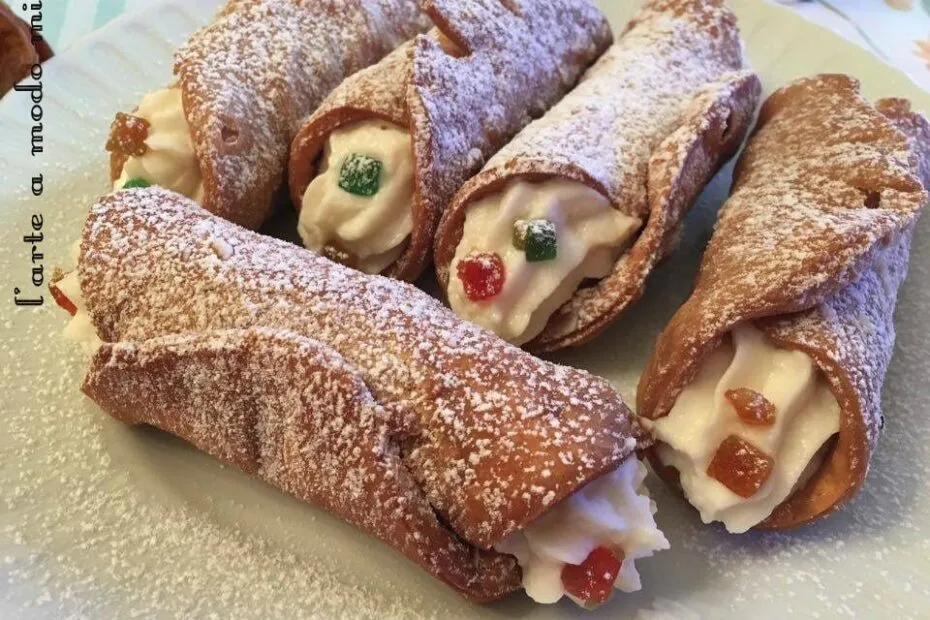 Cannoli siciliani farciti e zuccherati.