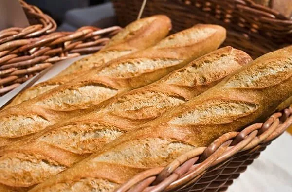 Baguette fresche in cesto di vimini.