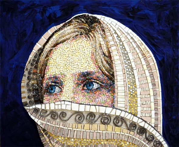 Mosaico astratto di volto femminile con occhi azzurri.