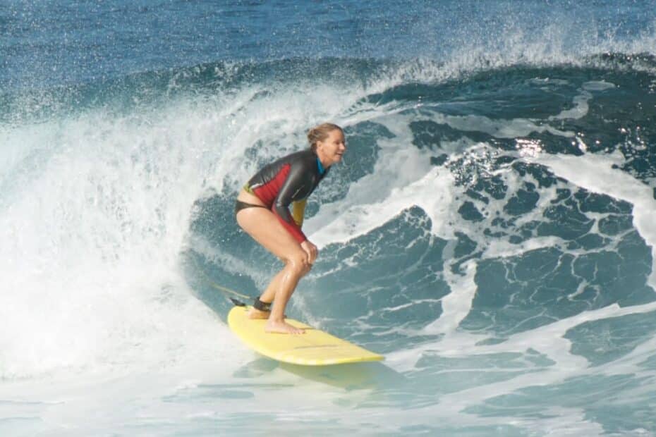 Surfista cavalca onda esuberante.
