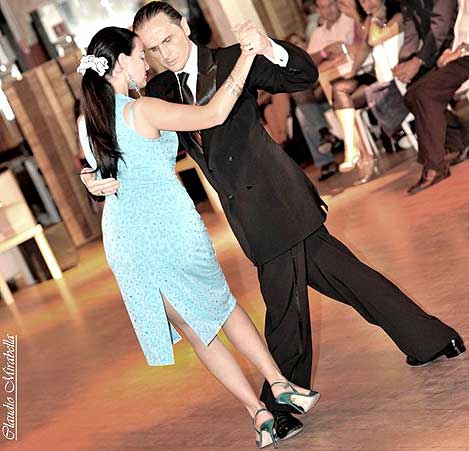 Coppia che balla un tango elegante.