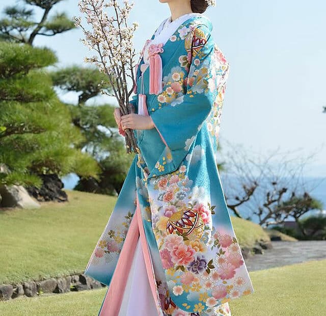 Donna in kimono tradizionale giapponese con fiori.