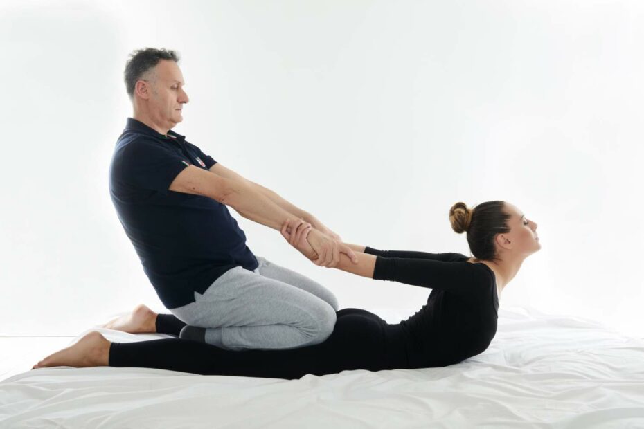 Esercizio di stretching con istruttore e donna.
