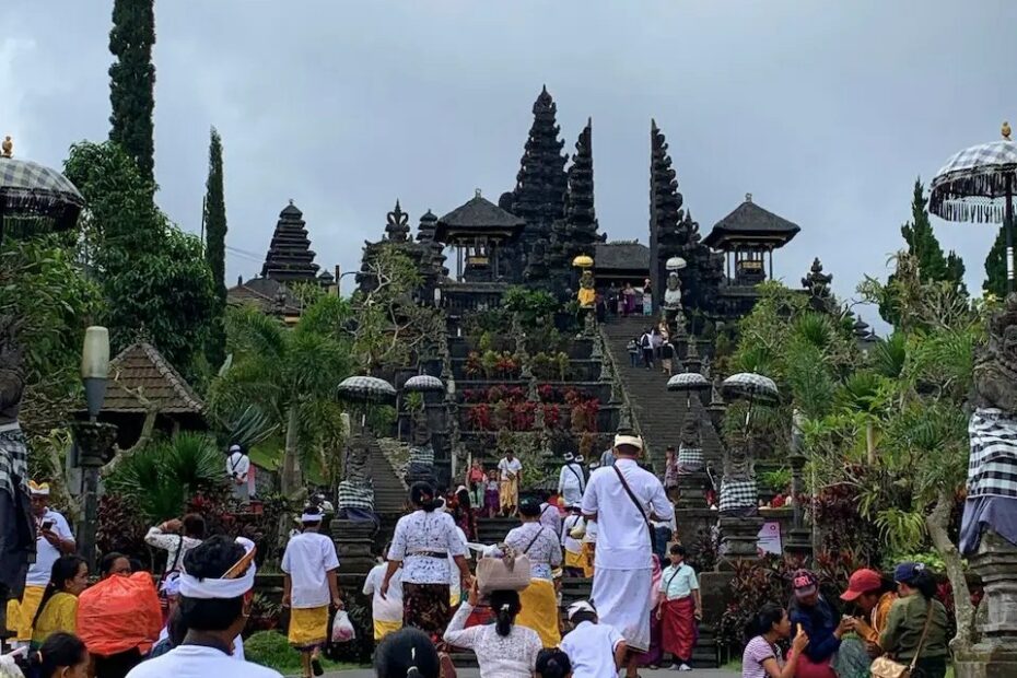 Folla in abiti tradizionali al tempio di Besakih, Bali.