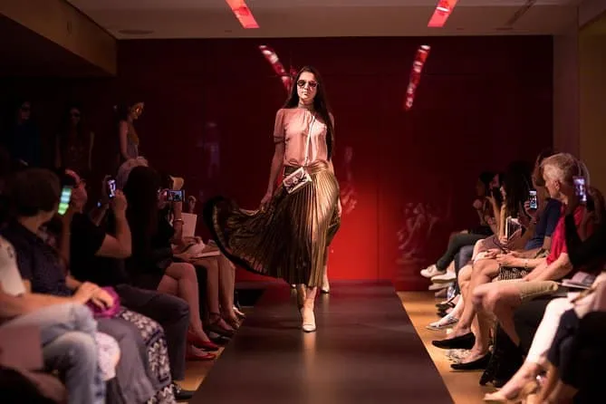 Sfilata di moda, modella su passerella.