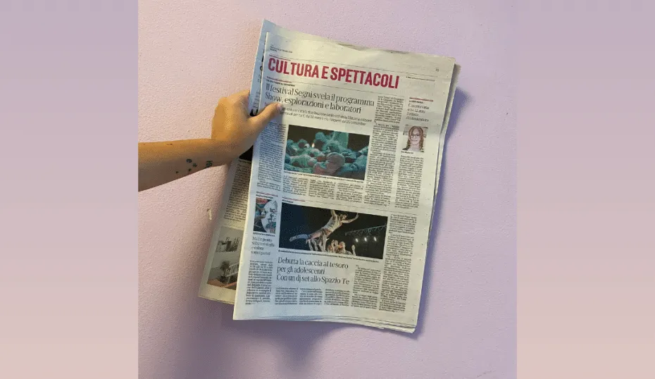 Persona che tiene un giornale di cultura e spettacoli.