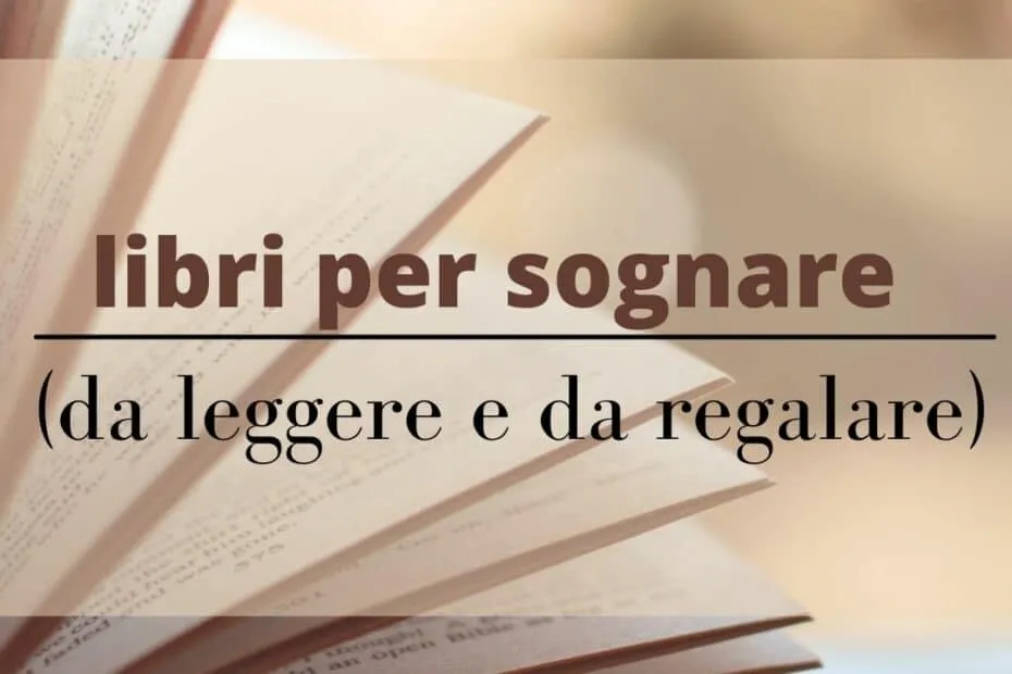 Pile di libri aperti su sfondo sfocato.
