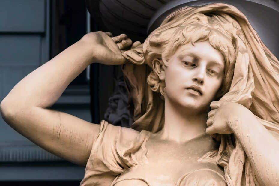 Statua femminile classica con mantello.