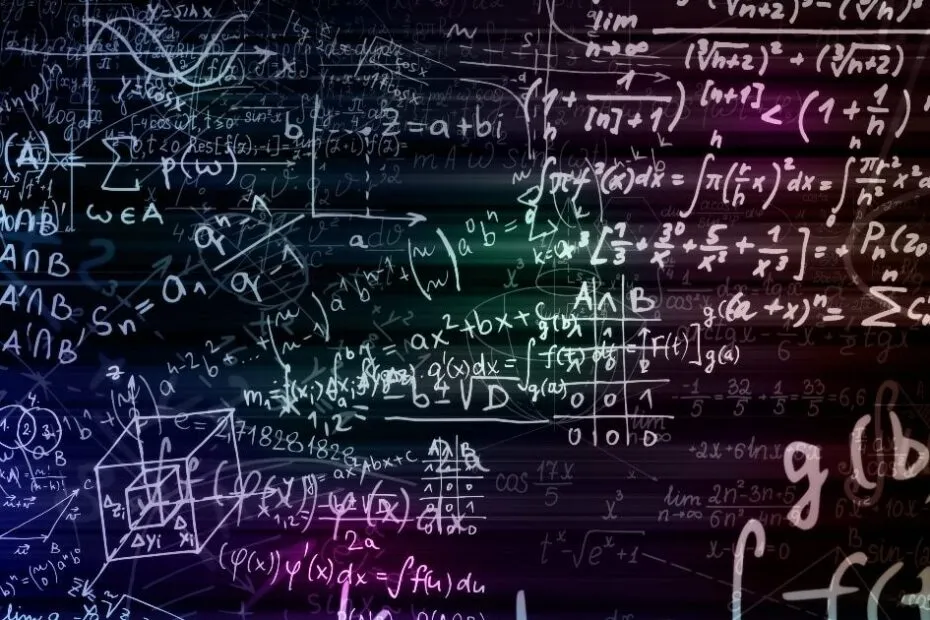 Lavagna virtuale con complesse formule matematiche.