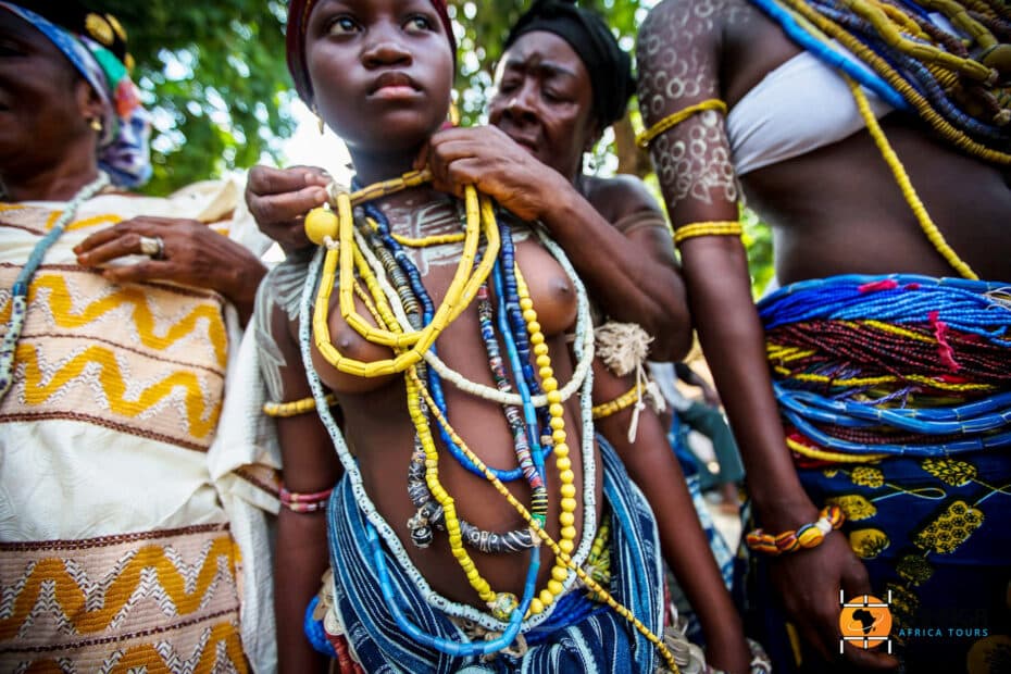 Donne africane con abiti e collane tradizionali.