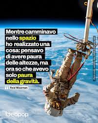 Astronauta durante una passeggiata spaziale.