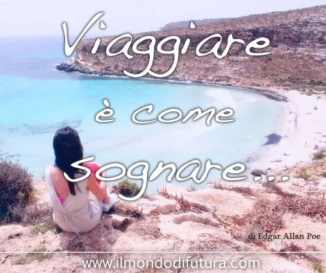 Donna contempla spiaggia azzurra con citazione di viaggio.