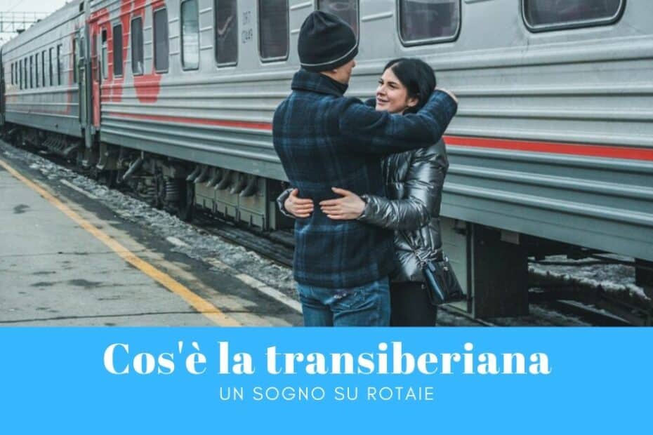Coppia si abbraccia in stazione treni Transiberiana.