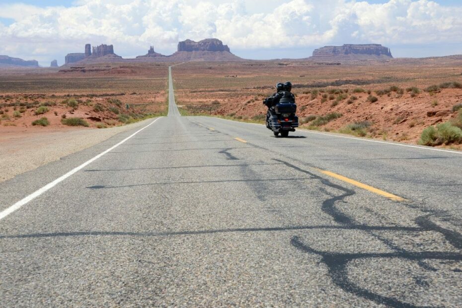 Moto in viaggio nel deserto americano.