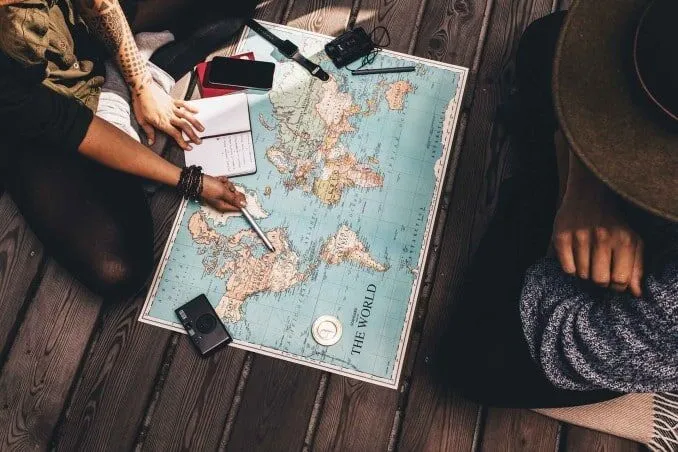 Pianificazione viaggio su mappa del mondo con accessori.