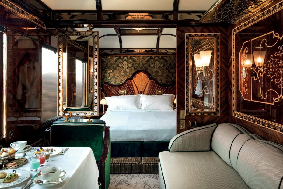 Interno lussuoso di suite su treno storico.
