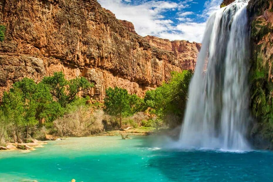 Cascata tropicale con piscine naturali verdi.