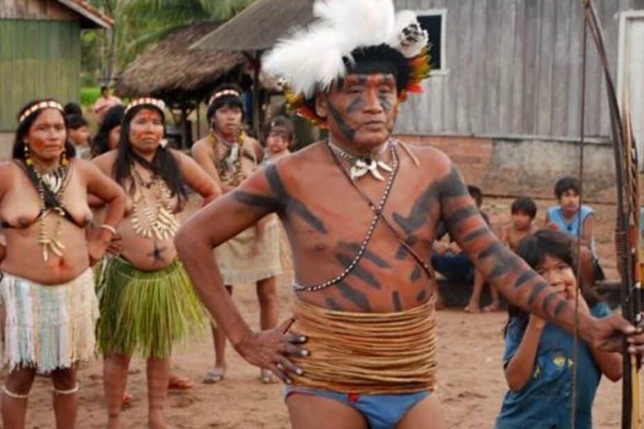 Indigeni amazzonici in abiti tradizionali.