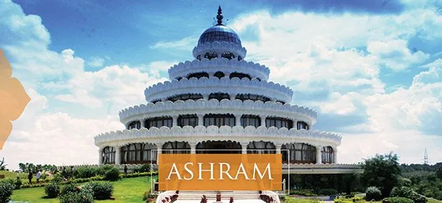 Ashram con cupola grande sotto cielo nuvoloso.