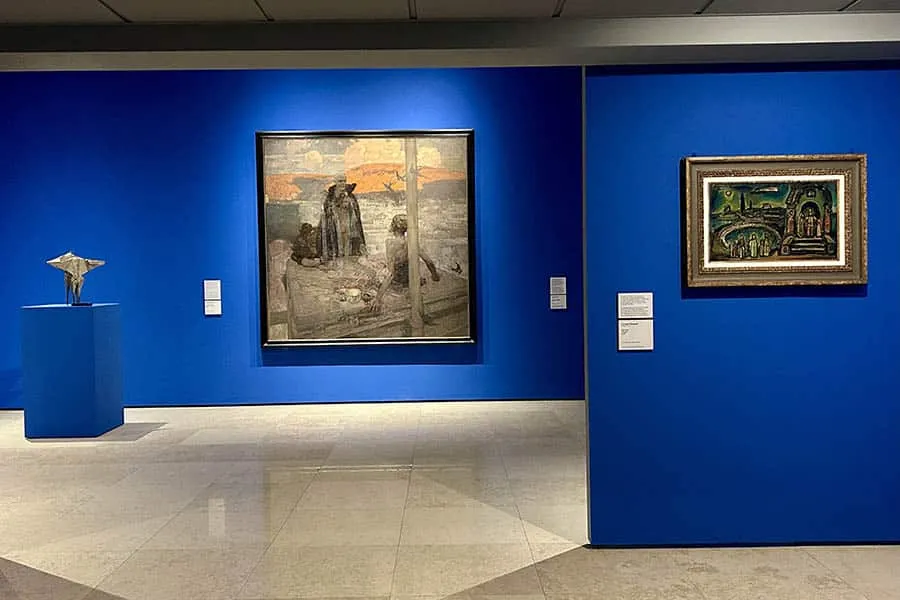Quadri esposti in galleria d'arte moderna.