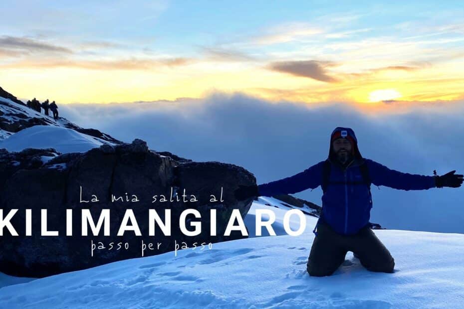 Alpinista sul Kilimangiaro al tramonto.