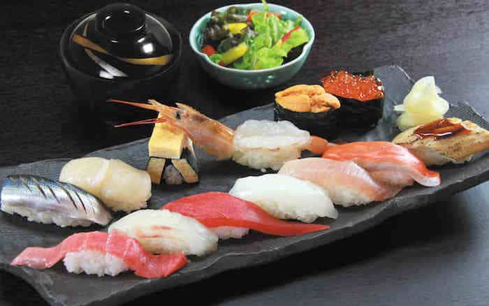 Vassoio variato di sushi giapponese.