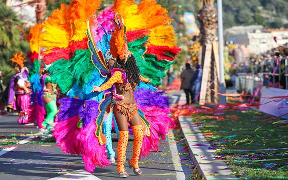 Ballare al carnevale con piume colorate.