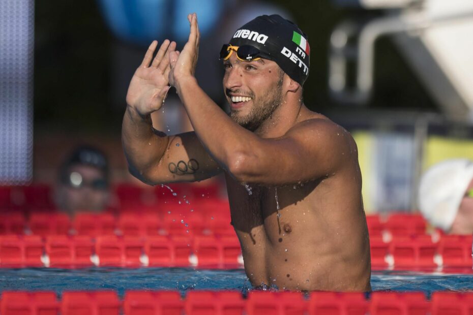 Nuotatore festeggia vittoria in piscina.