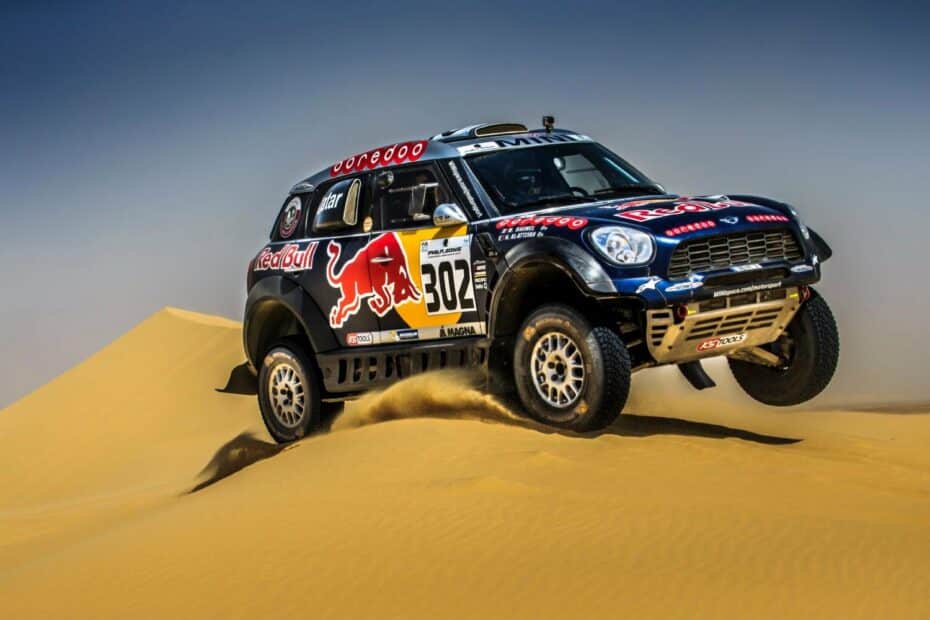 Rally auto MINI attraversa dune desertiche.